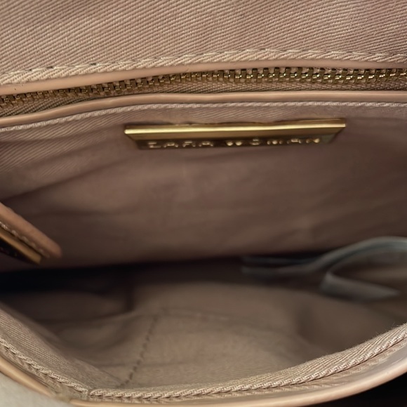 Shiny tan purse with gold hardware - Picture 4 of 5